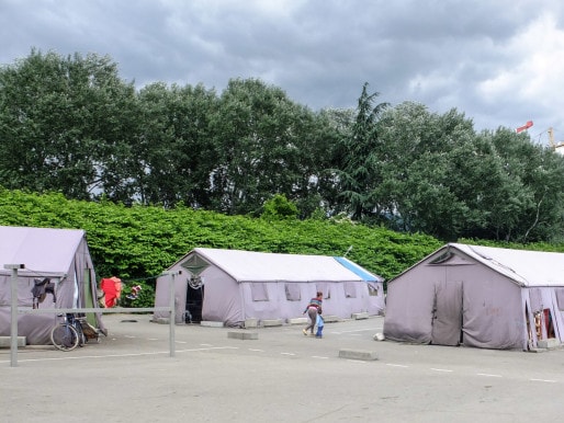 Les tentes-marabout installée par le CCAS au courant de l'été 2014 abritent 70 personnes. Crédit : VG/Rue89Lyon