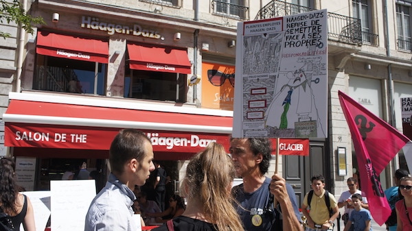 Le 21 juin,  rassemblement devant Häagen-Dazs, magasin rue de la République. 