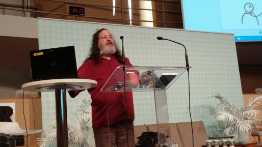 Richard Stallman, fondateur du mouvement du logiciel libre, avant qu'il ne maltraite ce pauvre PC / ©BE Rue89Lyon