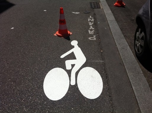 Nouvelle piste cyclable pour vélos (rue de la République, Oullins, mai 2015). Crédit : Rue89Lyon.