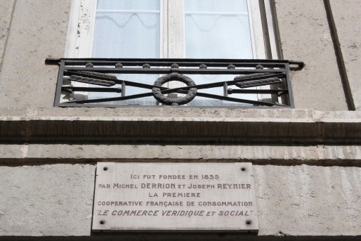 95, montée de la Grande Côte, une plaque signale le "Commerce véridique et social" - Crédit Eva Thiébaud