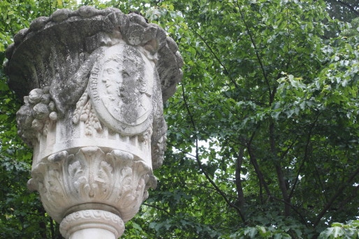 "A la coopération" Vase corne d'abondance, avec les profils de Michel-Marie Derrion et de son ami Joseph Reynier - Jardin des Plantes - Crédit Eva Thiébaud