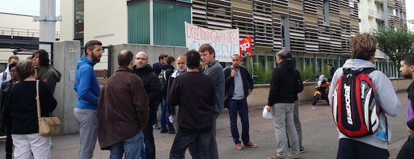 Les profs grévistes du lycée professionnel Tony Garnier au premier jour de leur grève, le 5 mai. ©LB/Rue89Lyon