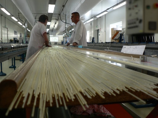 Fabrication du cordage en boyau naturel dans l'usine de Babolat à Ploërmel / DR