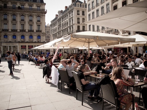 Les terrasses des cafés de la place des Terreaux à Lyon / Photo CC by Bonnaf via Flickr