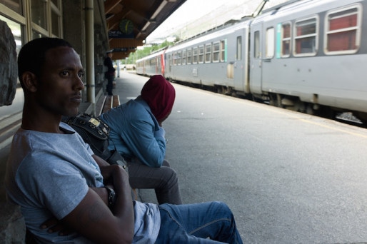 Deux Erythréens à la gare de Modane en juin, après avoir été libérés avec une "attestation" leur enjoignant de quitter le territoire français. Contrôle de la police française sur le quai de la gare de Bardonecchia en juin 2015. ©Benjamin Vanderlick