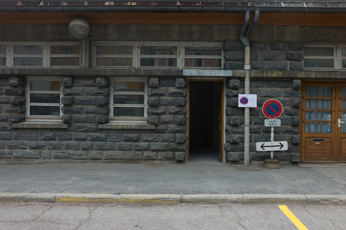 L'entrée de la "salle des clandestins" dans un des bâtiments de la gare de Modane ©Benjamin Vanderlick