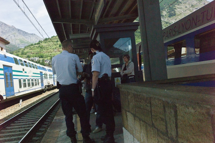 Contrôle de la police française sur le quai de la gare de Bardonecchia en juin 2015. ©Benjamin Vanderlick