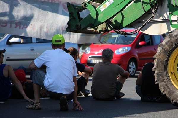 Sous près de 30 degrés dés la fin de matinée, les exploitants se sont réfugiés à l'ombre de leurs véhicules © LM/Rue89Lyon