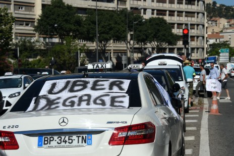 Taxi avec une bannière « Uber dégage », à Marseille le 25 juin 2015 (AFP PHOTO/ANNE-CHRISTINE POUJOULAT)