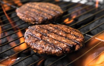 Des Beast Burgers sur le grill (Beyond Meat).