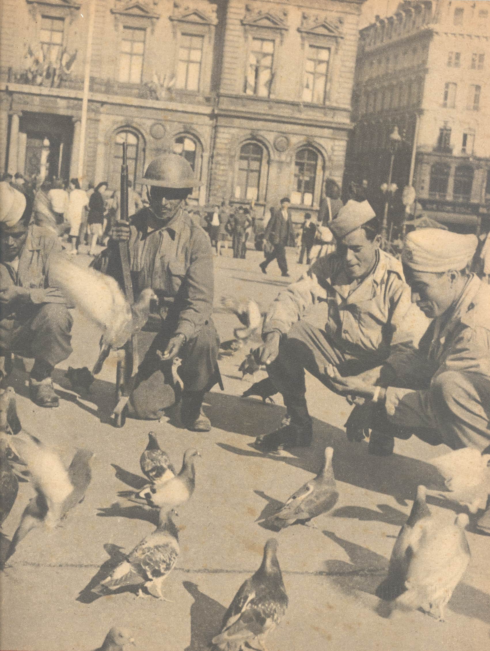 Des tirailleurs algériens place des Terreaux après la Libération de Lyon le 3 septembre 1944. ©Musée de la Résistance et de la déportation de Grenoble