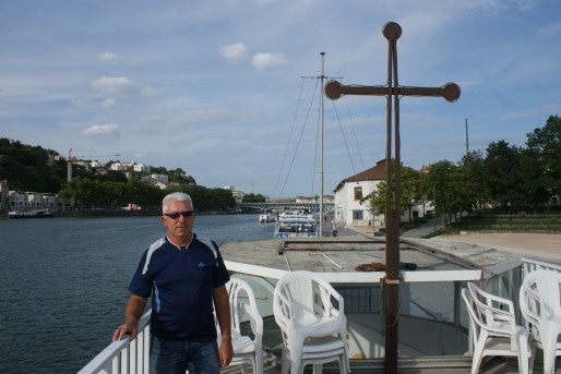Didier Blanchon, gardien/résident du bateau-chapelle "Le Lien" sur le pont de sa péniche ©MP/Rue89Lyon