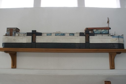 à l'intérieur de la chapelle, la maquette de l'ancien navire "Le Lien"