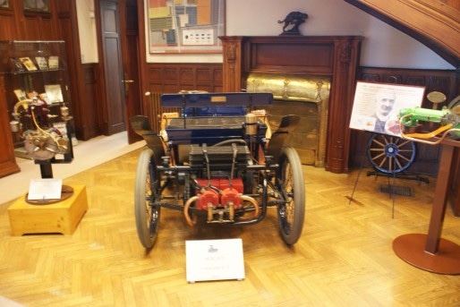 Quelques pièces de la collection de la fondation sont exposées dans le hall principal : au centre, la première voiture montée par Marius Berliet, à droite, son premier moteur ©MP/Rue89Lyon