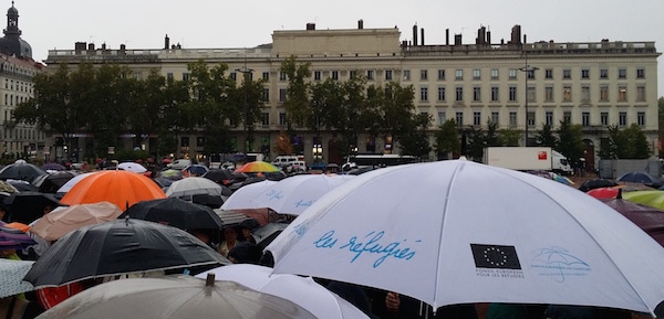 Rassemblement en faveur de l'accueil des réfugiés place Bellecour à Lyon le 12 septembre. ©LB/Rue89Lyon