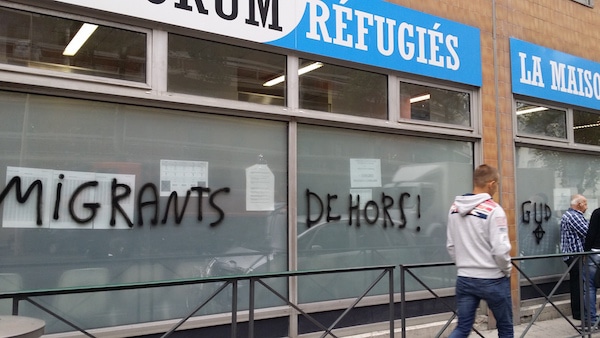 Tags anti-migrants du GUD sur la Maison des réfugiés photographiés le matin du 15 septembre, rue Garibaldi, à Lyon. ©LB/Rue89Lyon