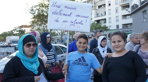 Zahia Ayache, ici avec ses enfants, se dit catastrophée par l'organisation du périscolaire.