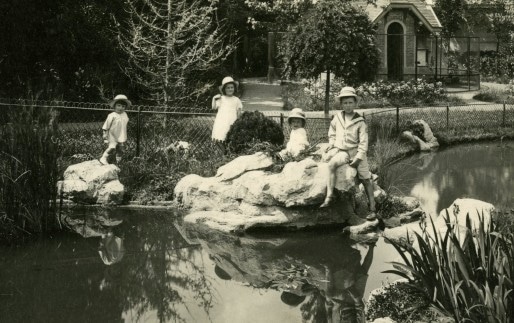 Les enfants Berliet dans la villa. Les deux plans d'eau présents au départ ont été asséchés au moment de la constitution de la Fondation pour des raisons pratiques. ©Fondation de l'Automobile Marius Berliet - Lyon 