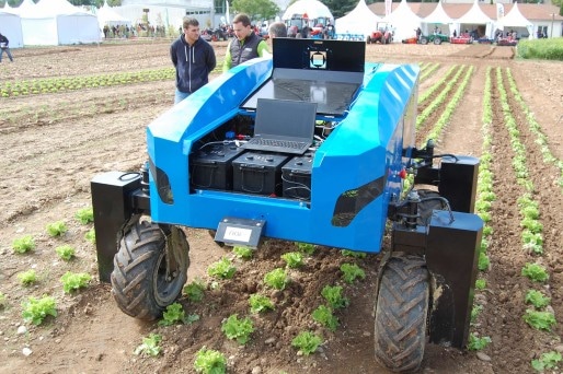 Robot Anatis, développé par Naïo et Carré, permettant de désherber des cultures en planches, ici des salades, au salon Tech&Bio / Photo BE pour Rue89Lyon