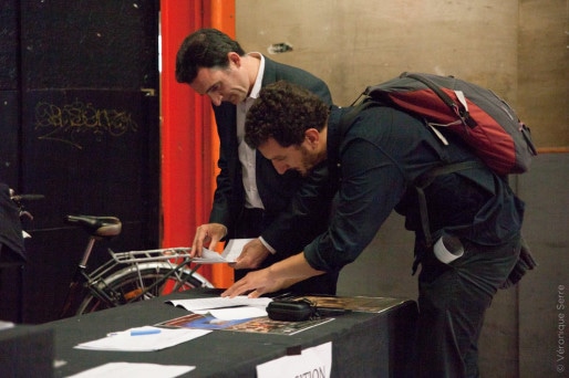 Eric Piolle et Enzo Lesourt préparant un discours avant un meeting de soutien aux candidats aux élections européennes, le 2 mai 2014. Crédit : Véronique Serre.