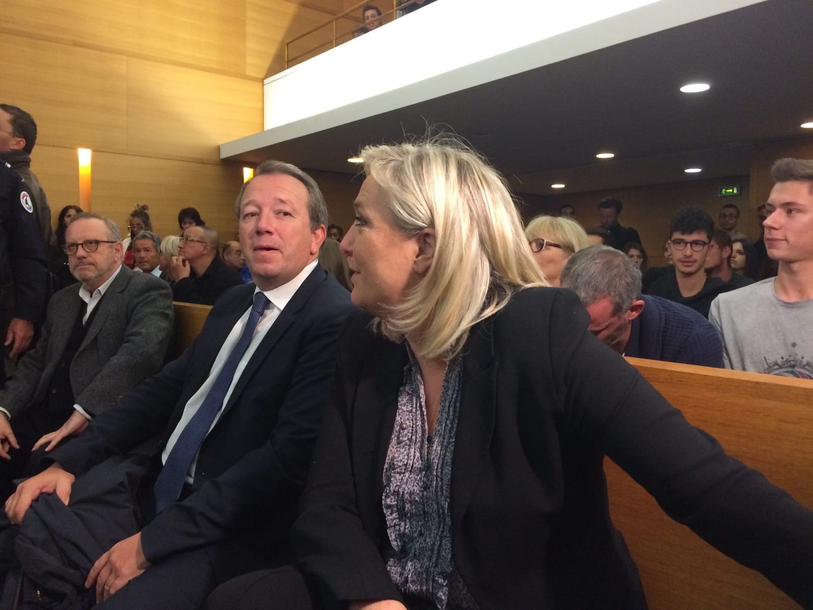 Marine Le Pen sur le banc des accusés au tribunal correctionnel de Lyon. A sa droite, Christophe Boudot, chef de file du FN pour les élections régionales en Auvergne-Rhône-Alpes. ©DR