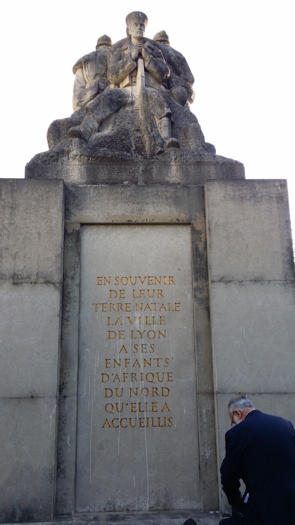 Le dos du monument aux morts d'Oran avec les inscriptions ajoutées depuis qu'il est implanté à la Duchère : "En souvenir de leur terre, la Ville de Lyon a ses enfants d'Afrique du Nord qu'elle a accueillis". ©LB/Rue89Lyon