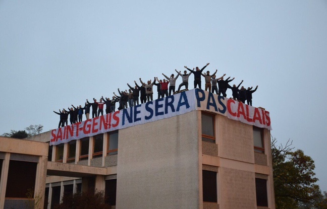 Les militants identitaires sur le toit d'un bâtiment de l'Etat à Saint-Genis-les-Ollières. Capture d'écran Twitter 