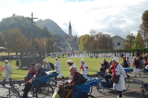 Procession de l'après-midi dans le sanctuaire de Lourdes à l'occasion du pèlerinage du Rosaire © BE Rue89Lyon
