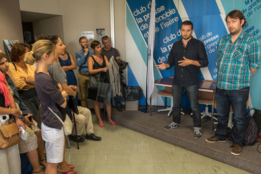 Enzo Lesourt et Stéphane Bieganski, collaborateur de la majorité municipale grenobloise lors d'une présentation au Club de la Presse de Grenoble et de l'Isère. Crédit : JM Francillon/CdP38