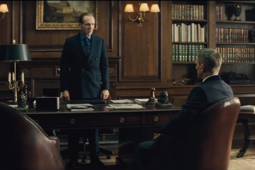 Un classique chez Bond, la scène dans le bureau de M (Ralph Fiennes).