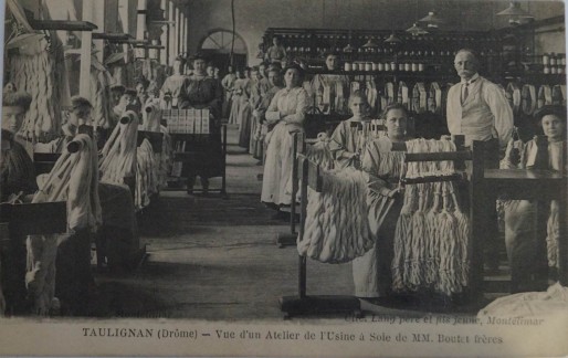 Ouvrières d'un atelier de moulinage vers 1910 - Patrimoine de l'atelier musée de la soie de Taulignan - Drôme