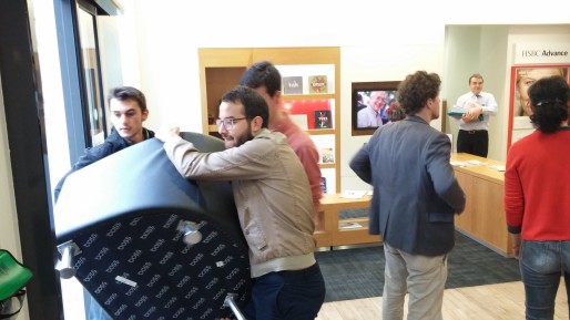 Les militants repartent avec les trois fauteuils disposés dans l'accueil de l'agence. © BE/Rue89Lyon