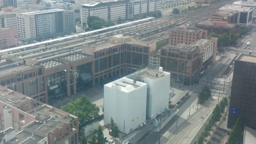 La place Béraudier devant la gare va être ouverte vers le centre commercial et doublée avec une place en sous-sol. Le bâtiment B10 a depuis disparu © BE/Rue89Lyon