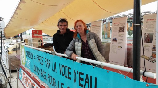 Raphaël Sauzéat et Cécile Sauthier sur leur péniche "L'Alizarine" amarrée sur le quai Rambaud à Confluence. © BE Rue89Lyon