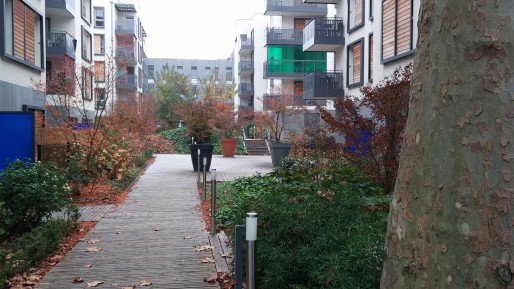 Le concept de "villa jardin" consiste notamment à produire des résidences fermées mais dont l'intérieur reste visible depuis la rue pour proposer une perspective et ne pas couper la vue, comme ici au nord de la rue de Gerland. ©BE/Rue89Lyon