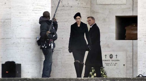 007 rencontre Lucia (Bellucci) dans un cimetière à Rome.