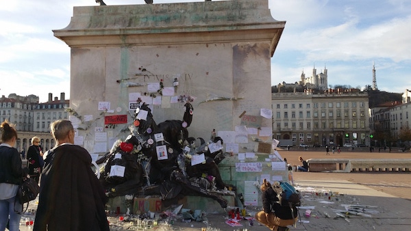 Bougies, dessins, messages, fleurs déposés sous la statue de Louis XIV place Bellecour à Lyon. Photographiée le 19 novembre. ©LB/Rue89Lyon