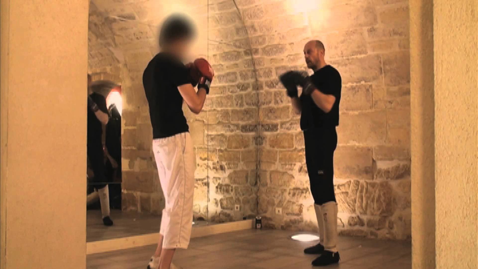 Capture d'écran d'une des vidéos d'Alain Soral où il se met en scène lors d'une démonstration de boxe française.