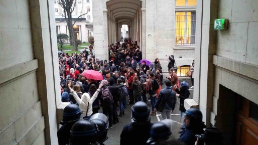 L'intervention des forces de police à l'université Lyon 2 jeudi 11 février a déclenché la colère des enseignants et étudiants © Photo LB/Rue89Lyon