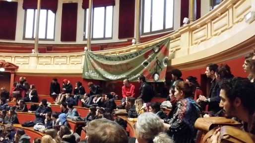 Jeudi 11 février, des étudiants du Collectif occupent l'amphi d'honneur de l'université Lyon 2 © Photo LB/Rue89Lyon