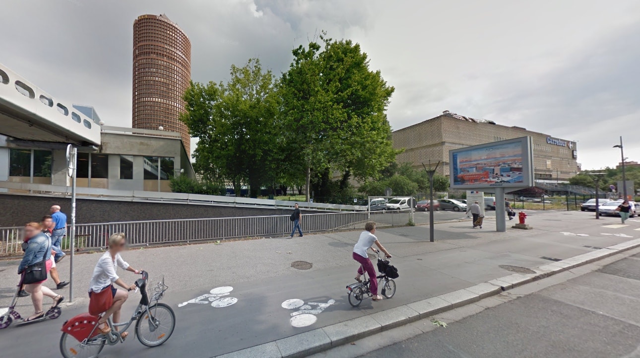 Piste cyclable rue Bouchut dans le quartier de la Part-Dieu à Lyon. Capture d'écran Google Street View