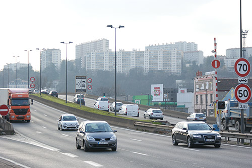 La vignette Crit'Air sera bientôt obligatoire lors des pics de pollution à Lyon. ©Thomas Francillard/Rue89Lyon