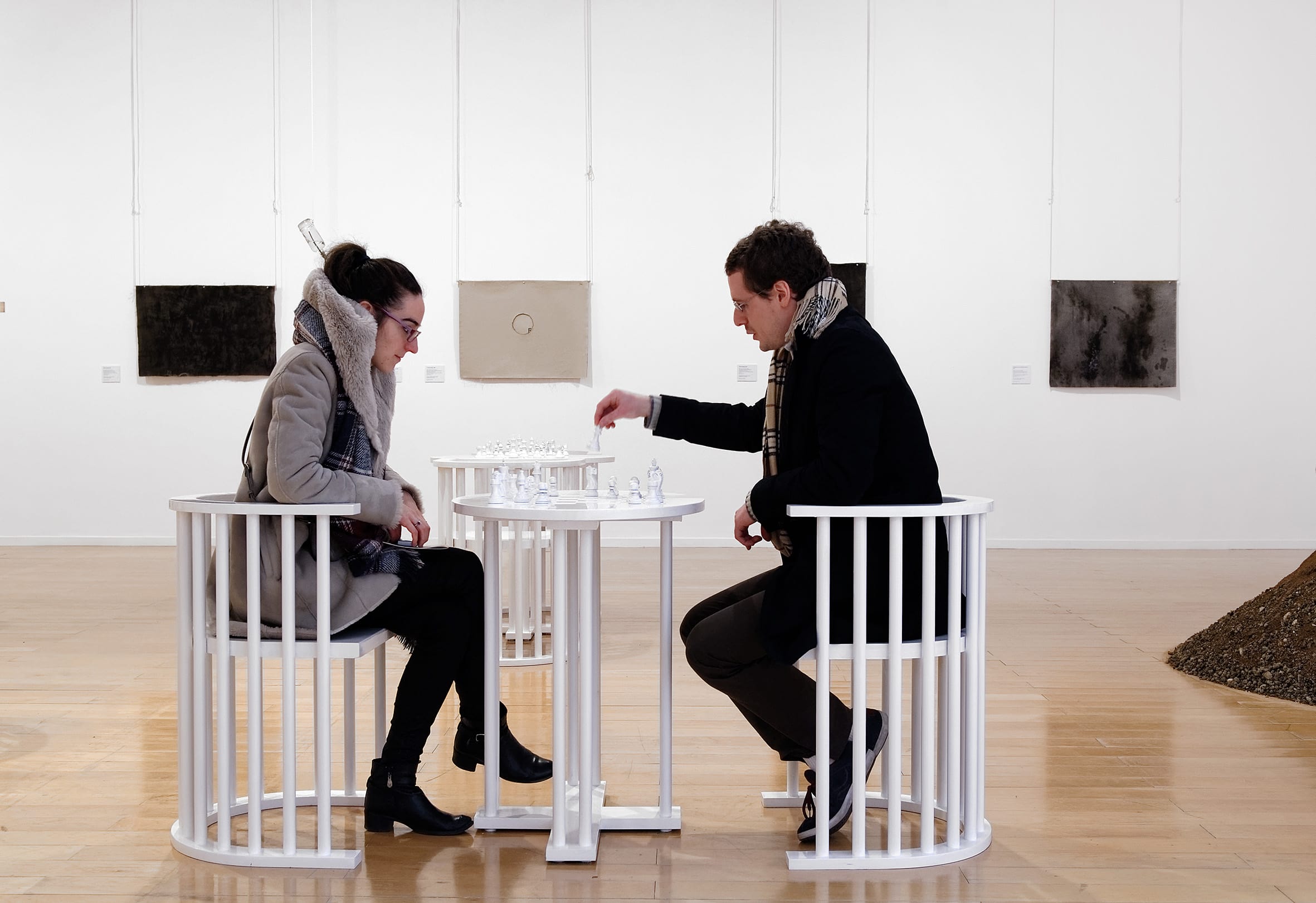 Vue de la rétrospective YOKO ONO Lumière de L’aube au MAC Lyon (09 mars – 10 juillet 2016) /Œuvre : Play It By Trust / Courtesy Yoko Ono / © Photo : Blaise Adilon