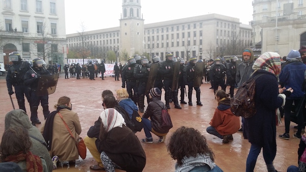 A 16h30, des manifestants faisaient face au CRS après plusieurs tirs de grenades lacrymogènes. ©LB/Rue89Lyon