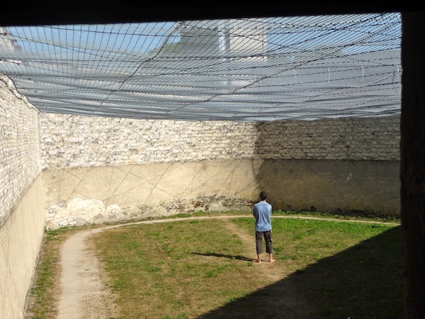 Une cour du quartier d'isolement de la prison de Clairvaux, en France. ©DR