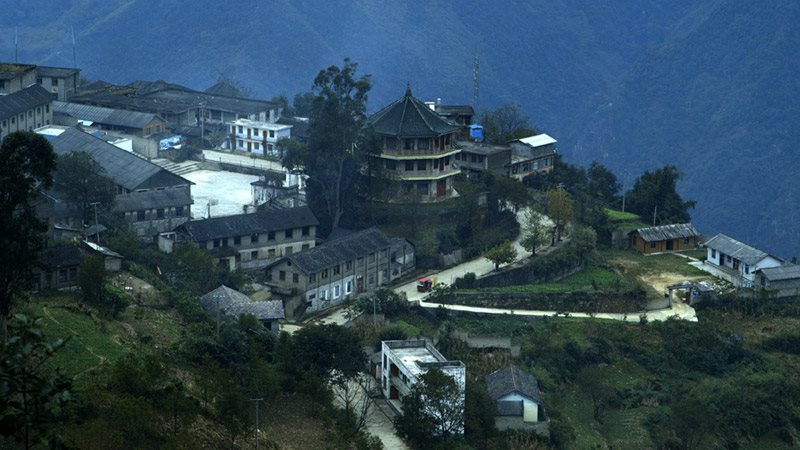 Le village où se déroule le film. Situé dans les montagnes du Yunnan, il se vide progressivement de ses habitants.