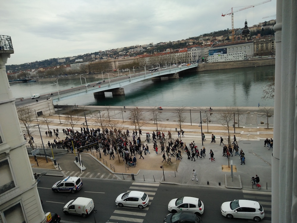 Quelques dizaines de lycéens, quai Augagneur (Lyon 3e) en milieu de matinée. ©DR