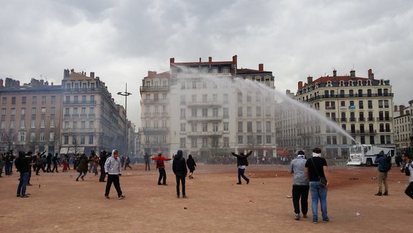 Deux canons à eau ont été utilisés contre les derniers manifestants. ©LB/Rue89Lyon