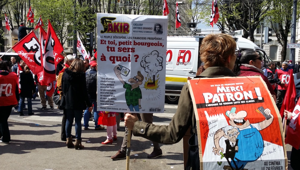 Dans le cortège lyonnais du 9 avril, une manifestante fait de la promo pour le documentaire "Merci Patron !" projeté régulièrement lors des rassemblements "Nuit Debout". ©LB/Rue89Lyon